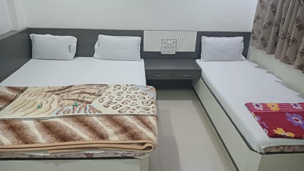 Hotel Shri Sai Darshan شيردي المظهر الخارجي الصورة