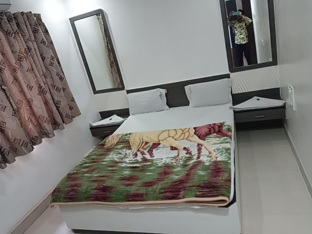 Hotel Shri Sai Darshan شيردي المظهر الخارجي الصورة