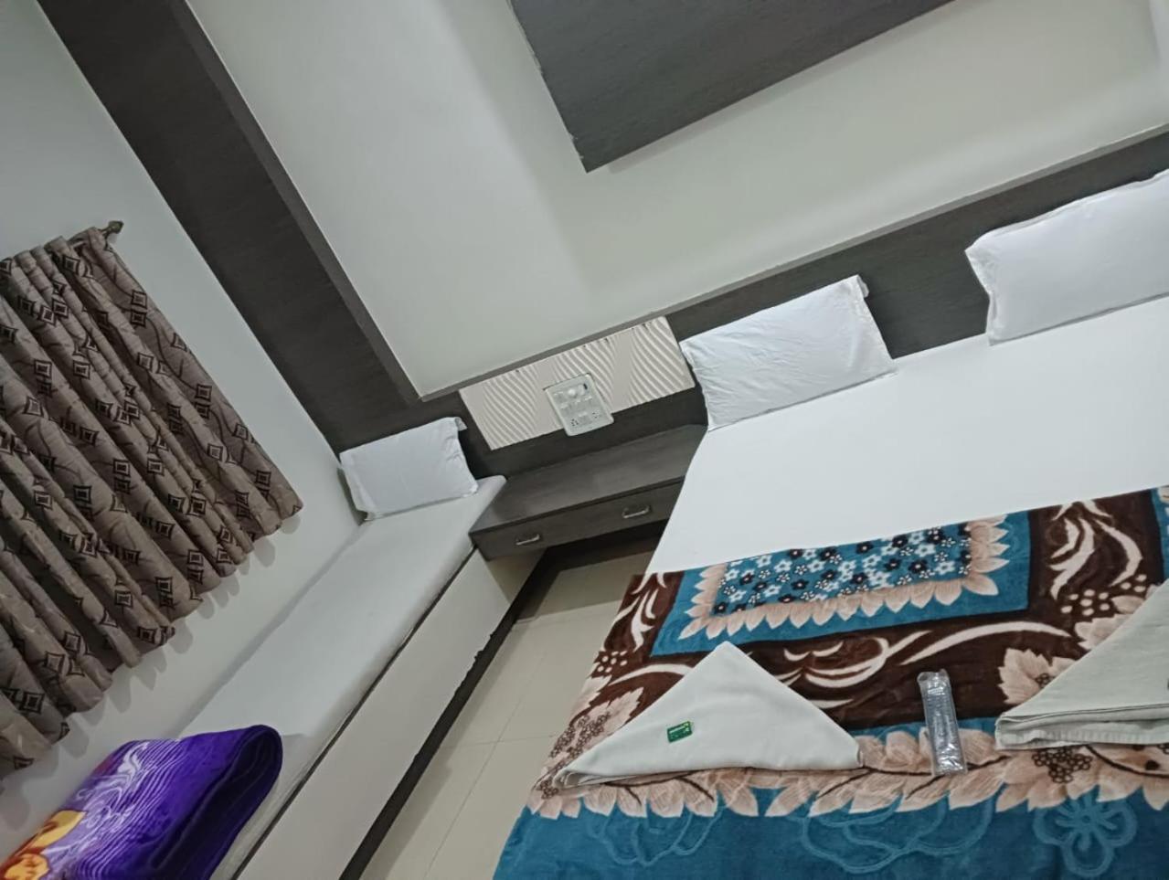 Hotel Shri Sai Darshan شيردي المظهر الخارجي الصورة